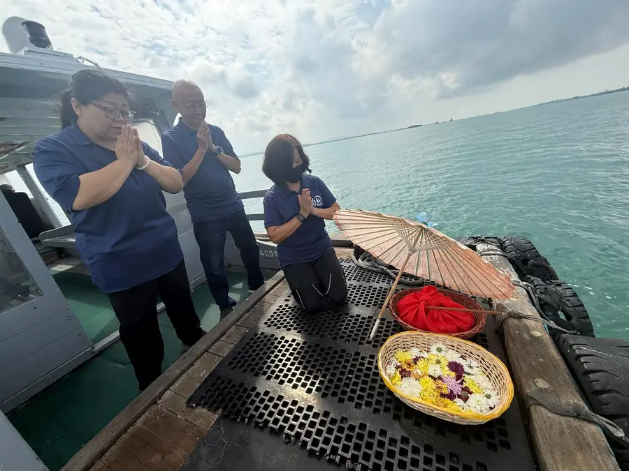 Final prayers for sea ash scattering ceremony