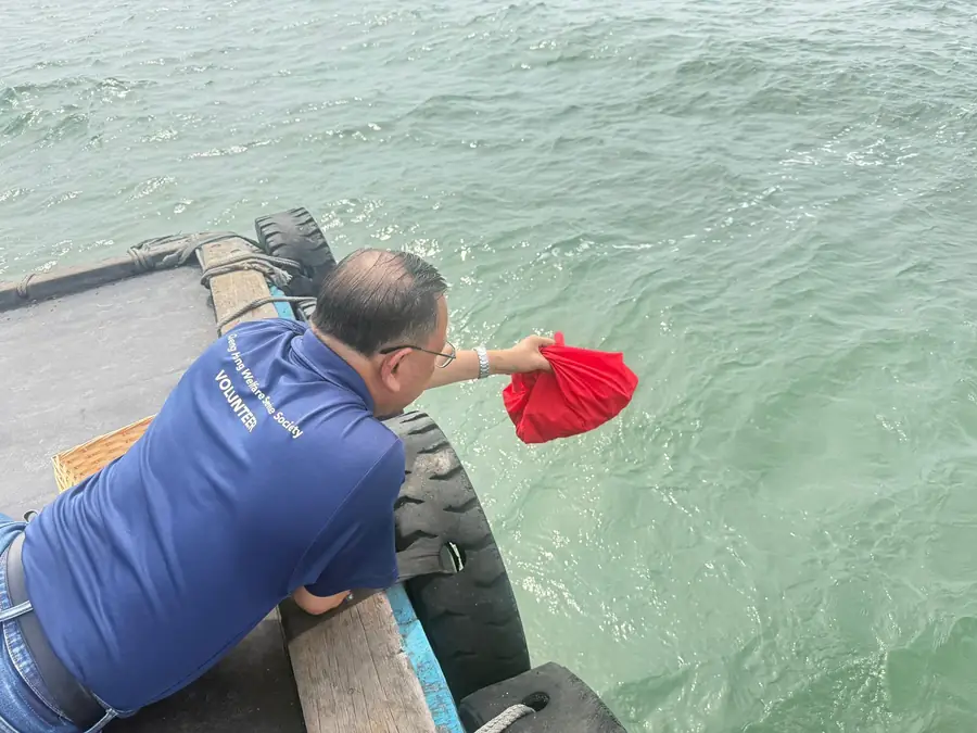 Volunteer releasing ashes into the sea