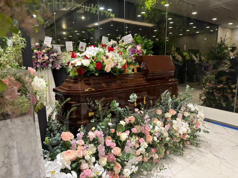 Freethinker funeral casket with floral display front angle