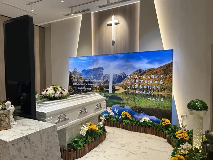基督教殡葬礼白色灵柩与十字架背景