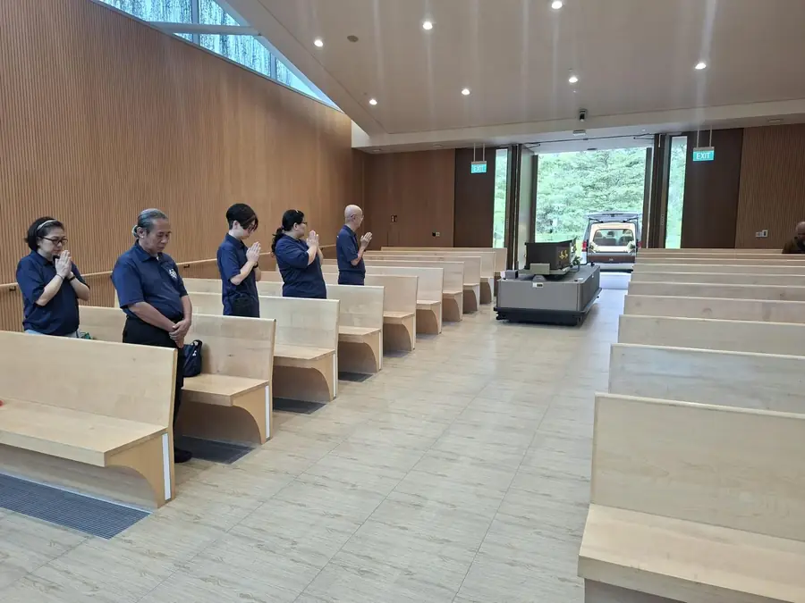 工作人员出席直接火化告别仪式