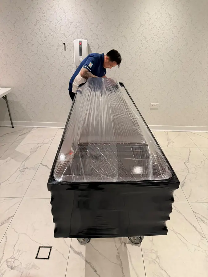 殡葬礼仪师完成运送灵柩的密封工作