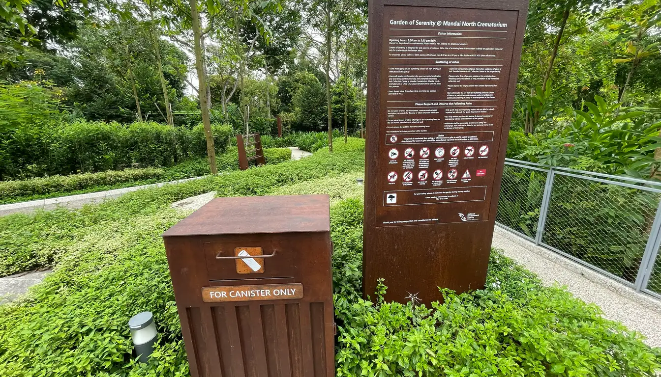 宁静园NEA告示板旁的容器专用回收箱